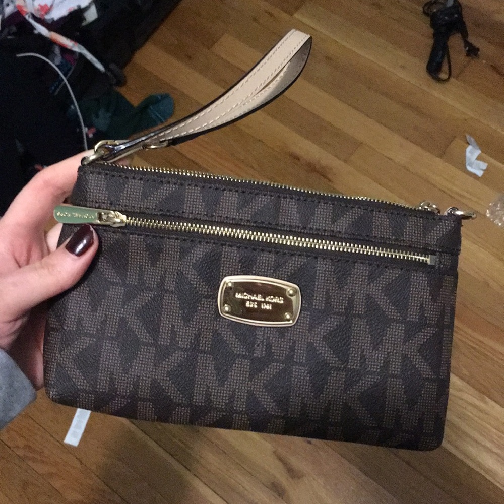 Michael Kors
Signature Jet Set Medium Wristlet